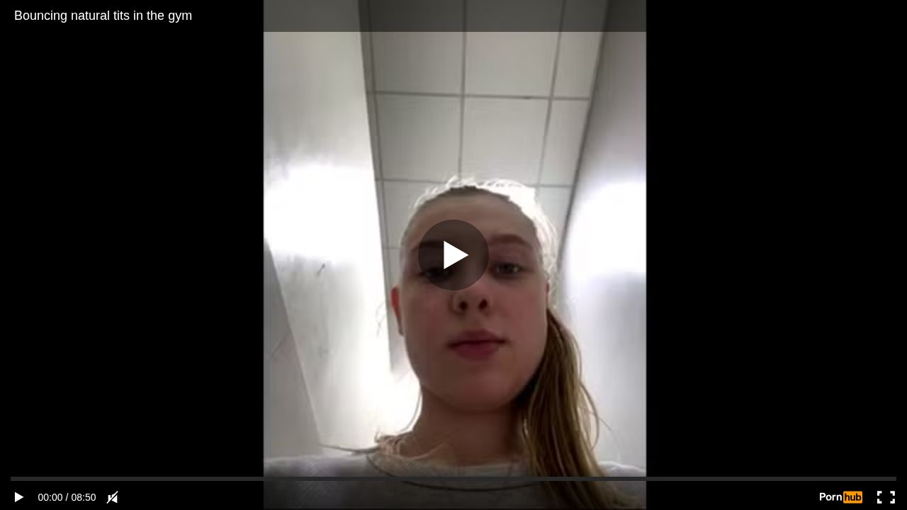 Bouncing natural tits in the gym