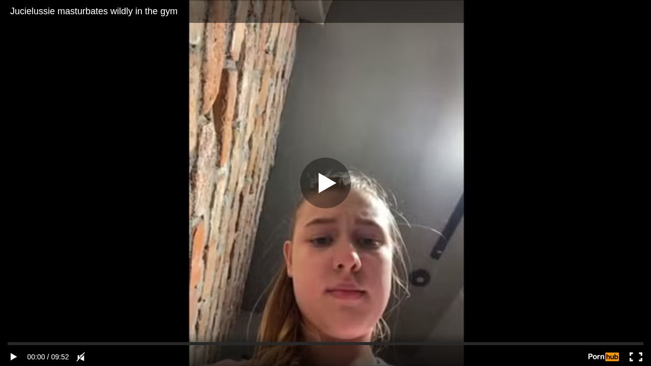 Jucielussie masturbates wildly in the gym