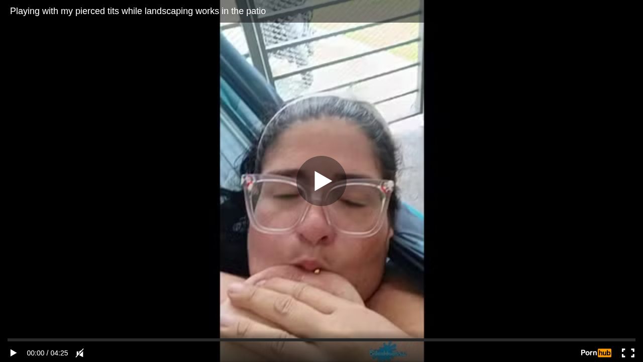 Jugando con las tetas mientras los de landscaping trabajan en el patio