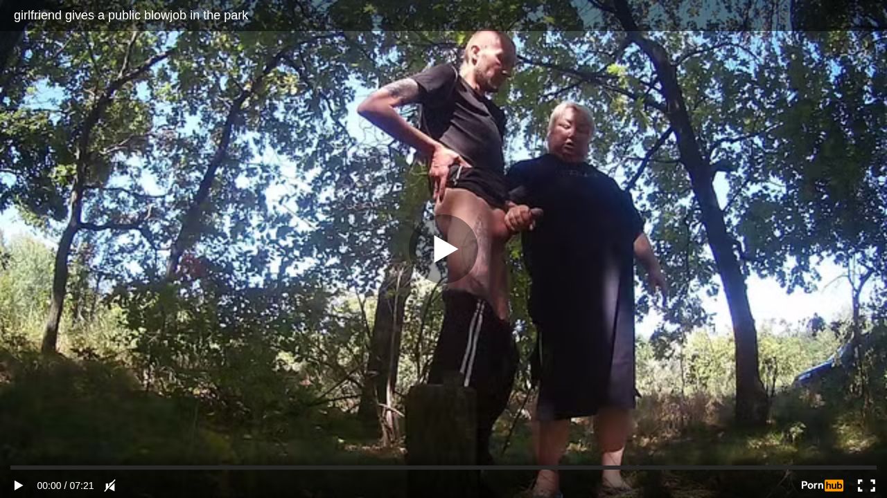 girlfriend gives a public blowjob in the park